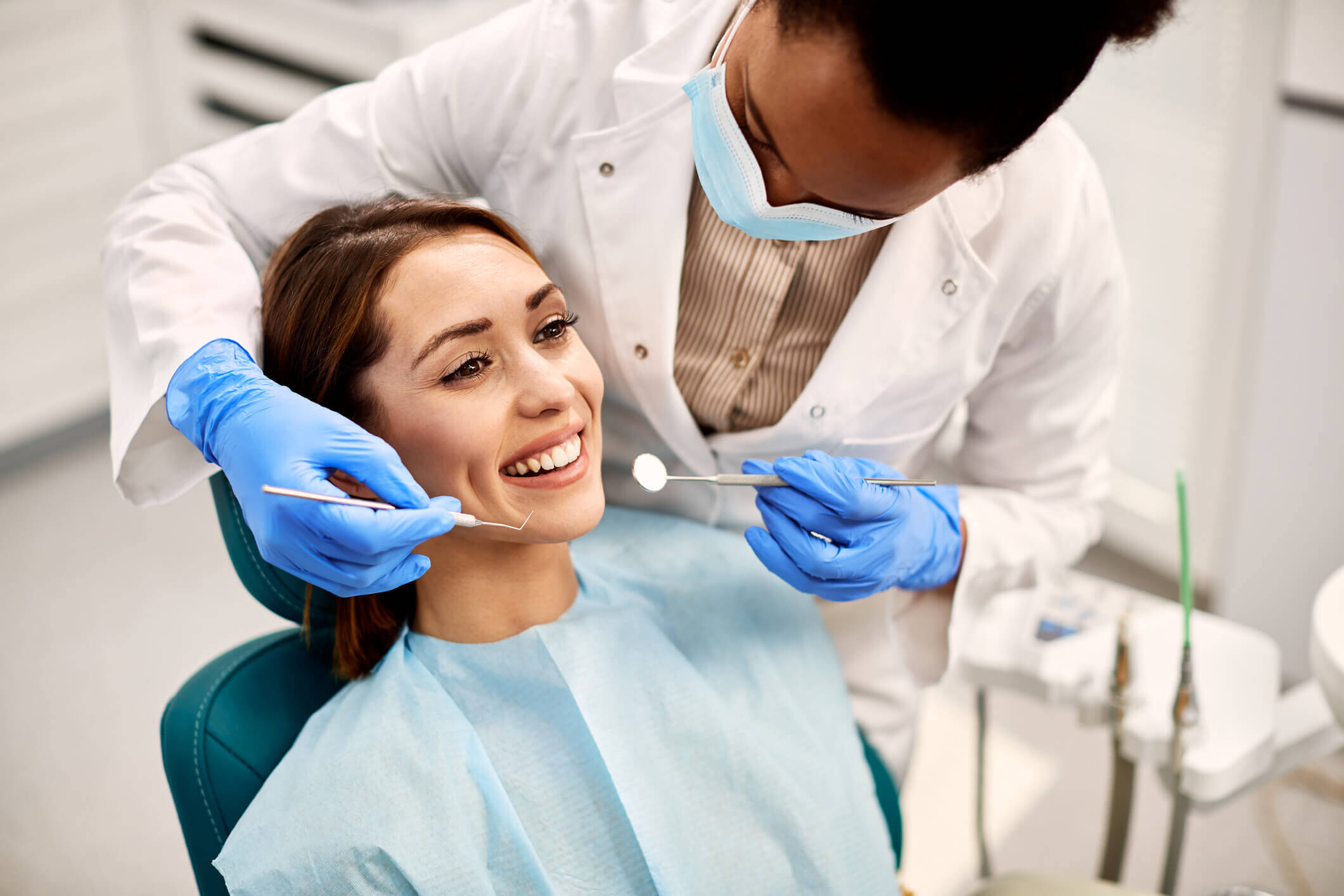 Zahnärztin während einer Behandlung ©iStockphoto.com/Drazen Zigic